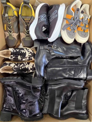 The photo shows a package with footwear in the category CSU.