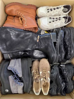 The photo shows a package with footwear in the category CSU.