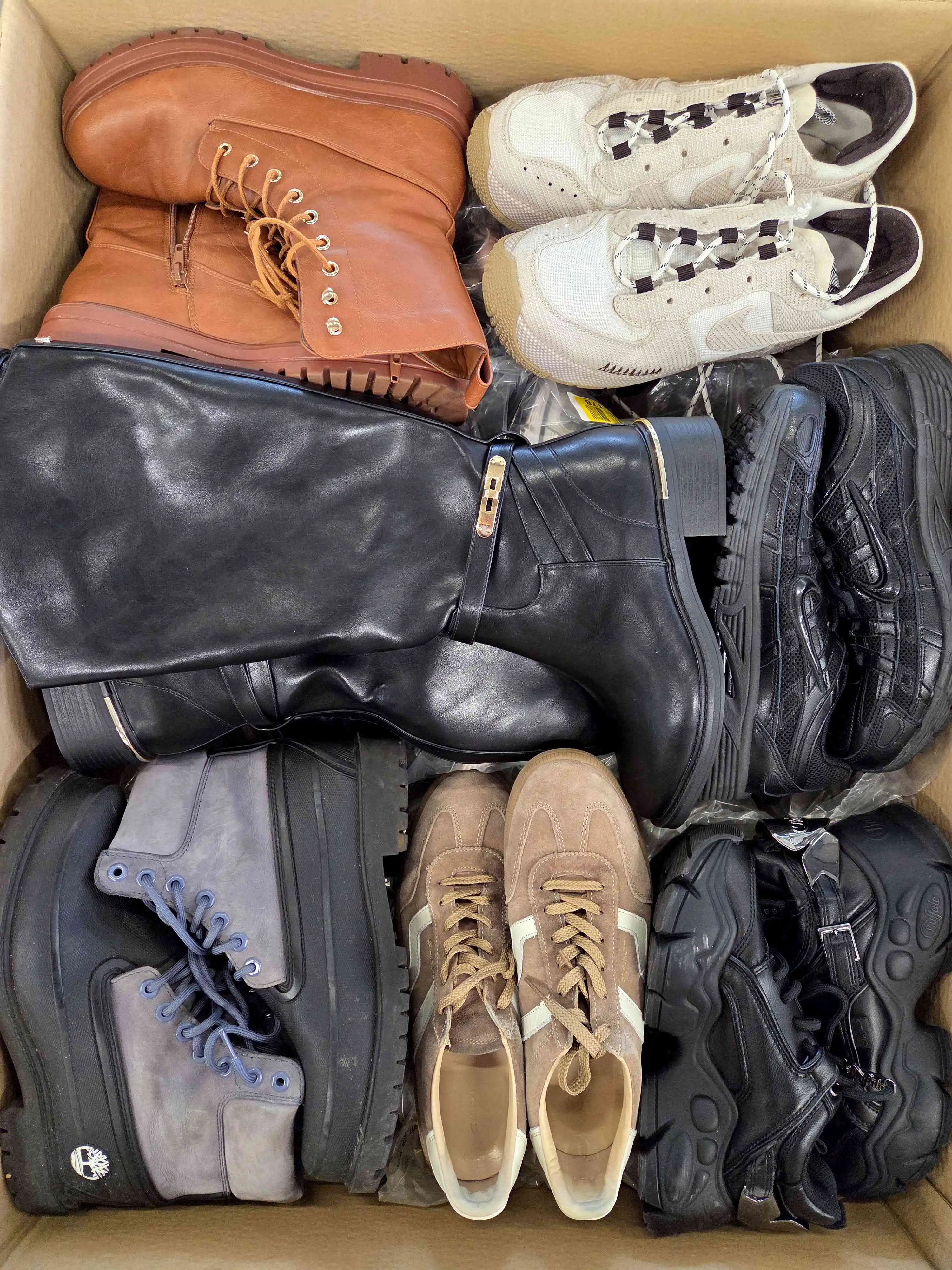 CSU1536 3 The photo shows a package with footwear in the category CSU.