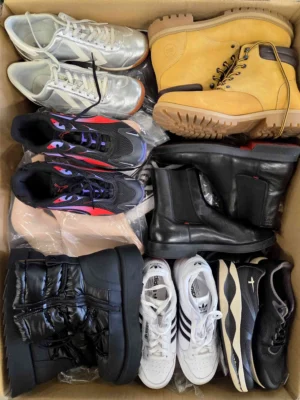 The photo shows a package with footwear in the category CSU.