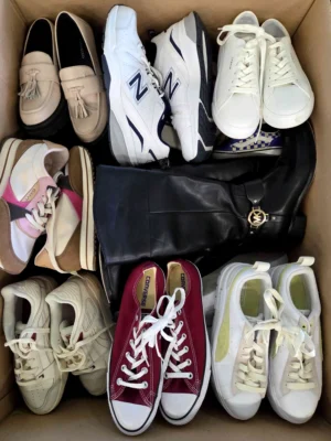 The photo shows a package with footwear in the category SH.