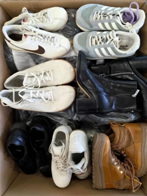 The photo shows a package with footwear in the category CSU.