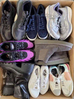 The photo shows a package with footwear in the category CSU.
