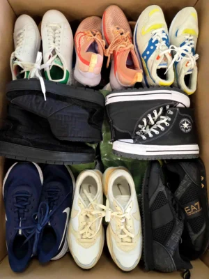 The photo shows a package with footwear in the category SH.