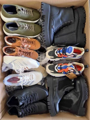 The photo shows a package with footwear in the category CSU.