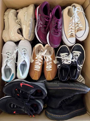 The photo shows a package with footwear in the category SH.