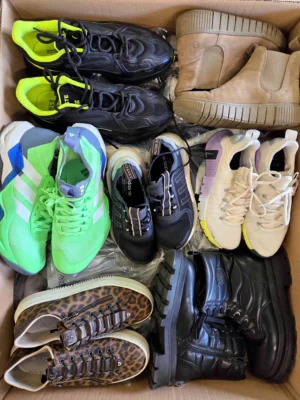 The photo shows a package with footwear in the category CSU.