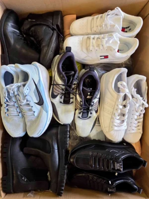 The photo shows a package with footwear in the category CSU.