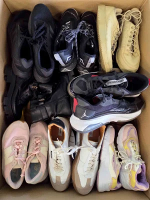 The photo shows a package with footwear in the category SH.