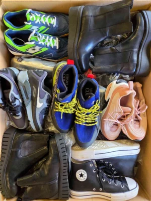 The photo shows a package with footwear in the category CSU.