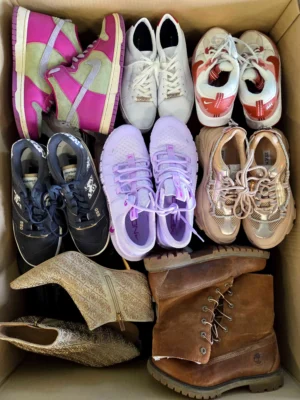 The photo shows a package with footwear in the category SH.