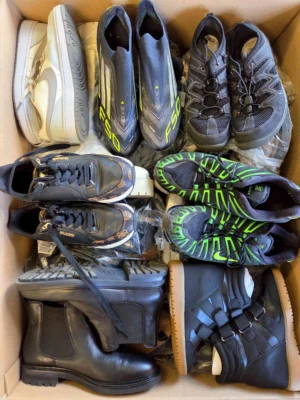 The photo shows a package with footwear in the category CSU.