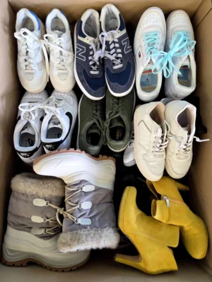 The photo shows a package with footwear in the category SH.