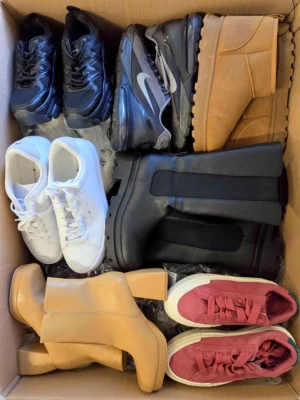 The photo shows a package with footwear in the category CSU.