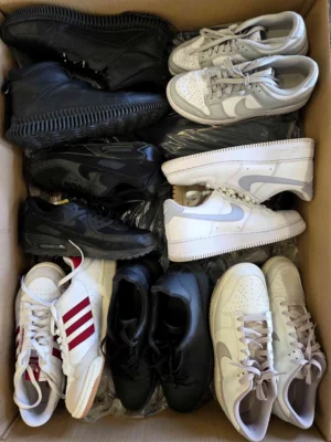 The photo shows a package with footwear in the category CSU.