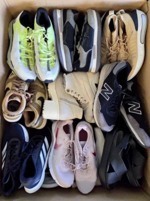 The photo shows a package with footwear in the category SH.