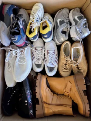 The photo shows a package with footwear in the category SH.