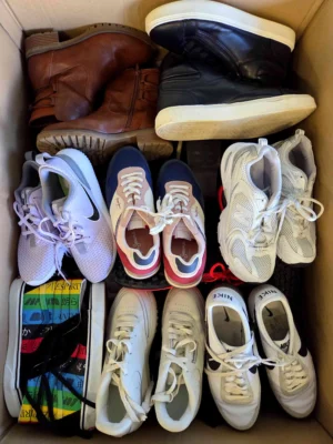 The photo shows a package with footwear in the category SH.