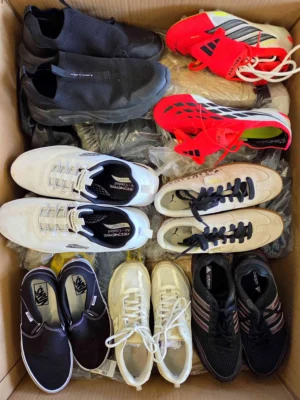 The photo shows a package with footwear in the category CSU.