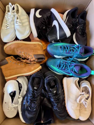 The photo shows a package with footwear in the category SH.
