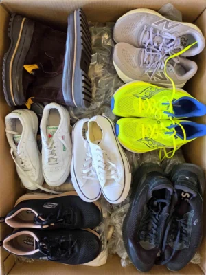 The photo shows a package with footwear in the category CSU.