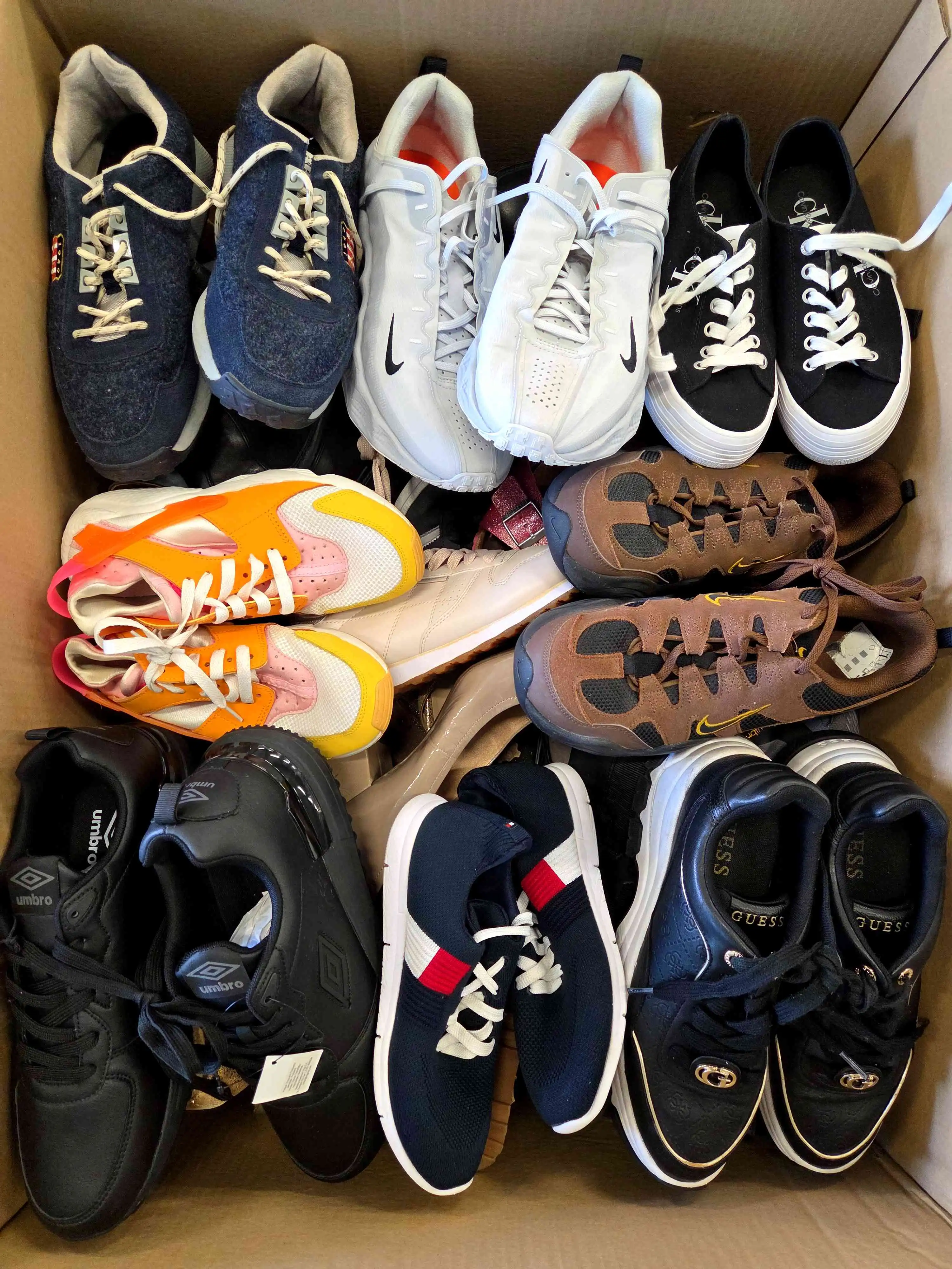 SH1569 3 The photo shows a package with footwear in the category SH.