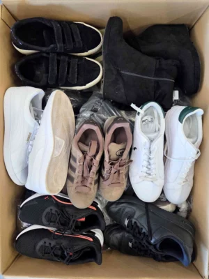 The photo shows a package with footwear in the category CSU.