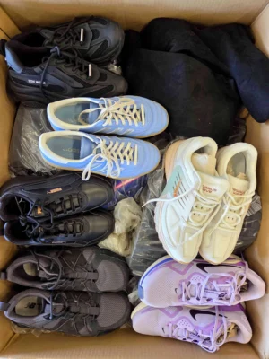 The photo shows a package with footwear in the category CSU.