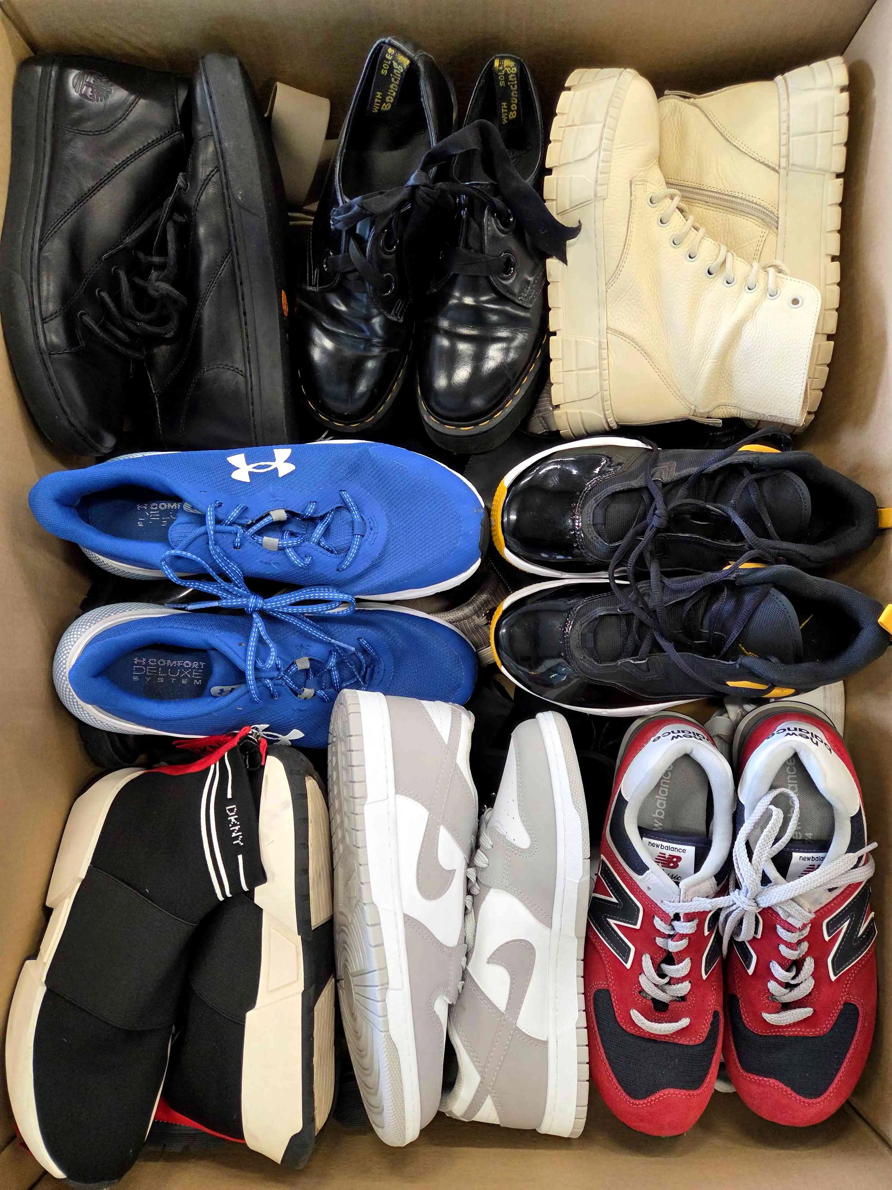 SH1574 3 The photo shows a package with footwear in the category SH.