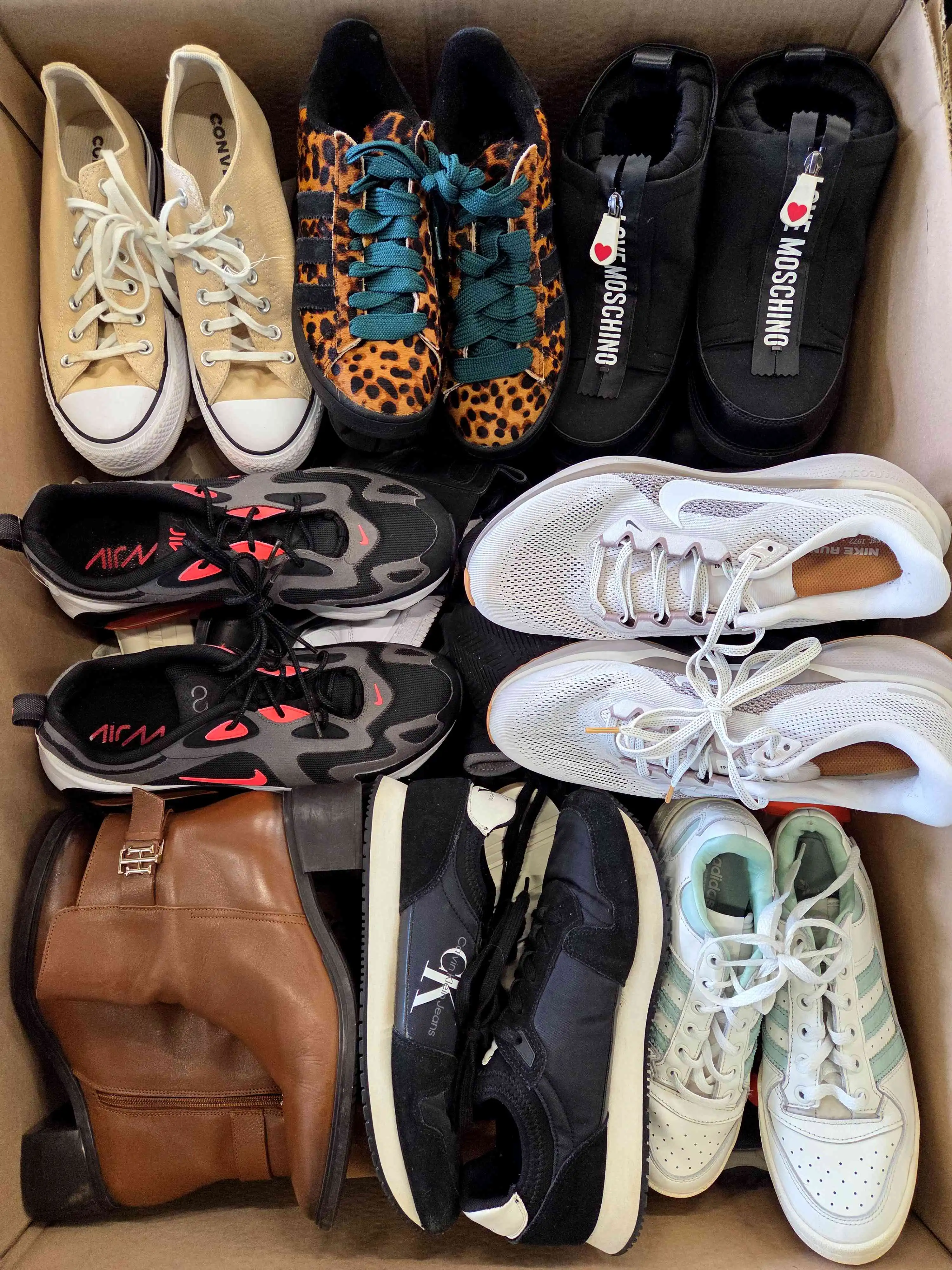 SH1575 3 The photo shows a package with footwear in the category SH.
