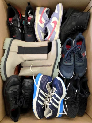 The photo shows a package with footwear in the category SH.