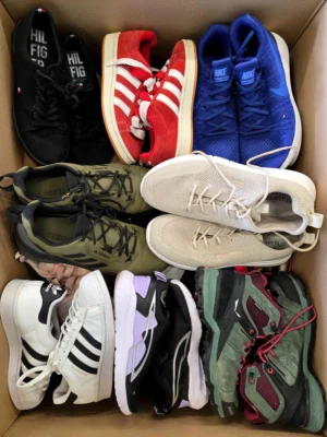 The photo shows a package with footwear in the category SH.
