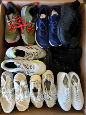 The photo shows a package with footwear in the category CSU.