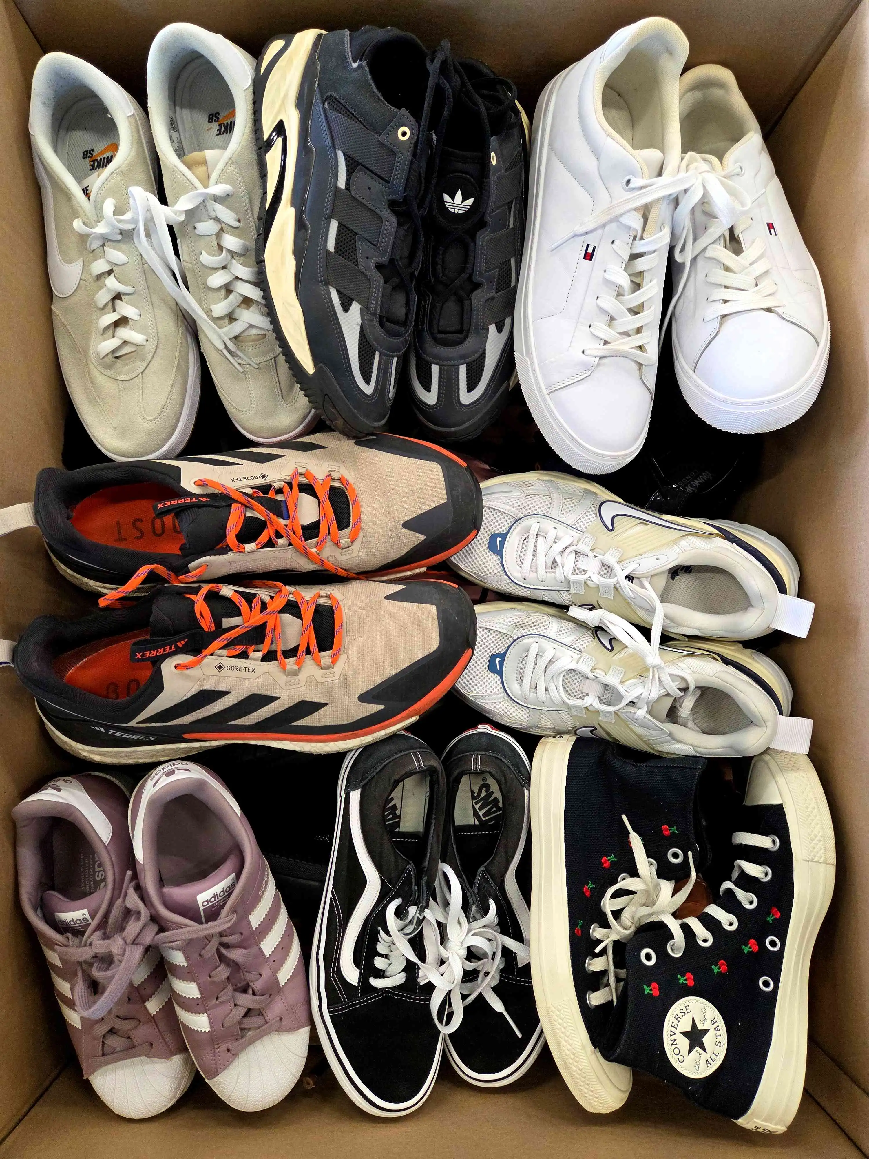 SH1585 3 The photo shows a package with footwear in the category SH.