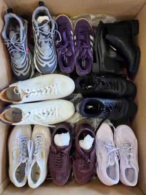 The photo shows a package with footwear in the category CSU.