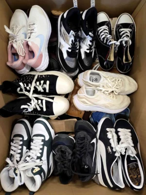 The photo shows a package with footwear in the category SH.