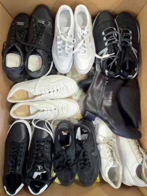 The photo shows a package with footwear in the category CSU.