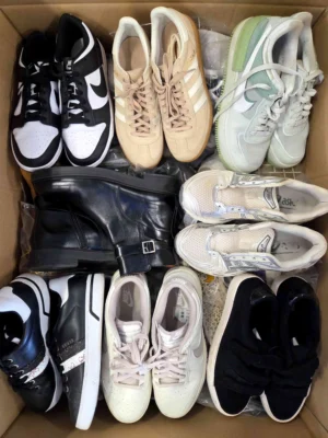 The photo shows a package with footwear in the category CSU.