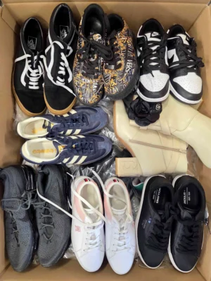 The photo shows a package with footwear in the category CSU.