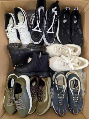 The photo shows a package with footwear in the category CSU.
