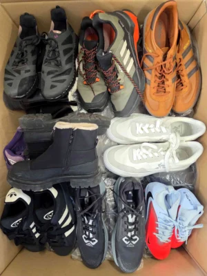 The photo shows a package with footwear in the category CSU.