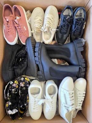 The photo shows a package with footwear in the category CSU.