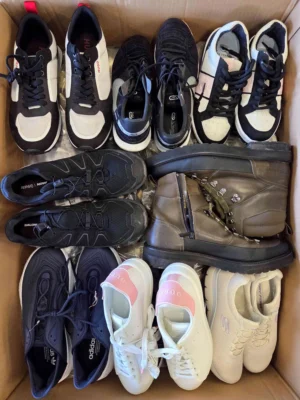 The photo shows a package with footwear in the category CSU.