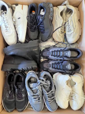 The photo shows a package with footwear in the category CSU.