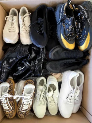 The photo shows a package with footwear in the category CSU.
