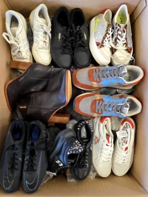 The photo shows a package with footwear in the category CSU.