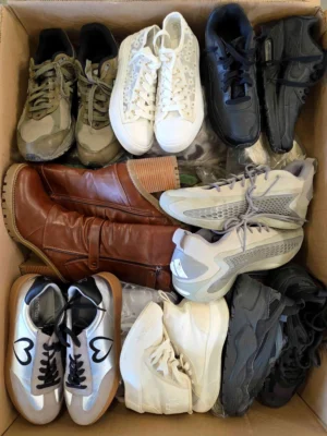The photo shows a package with footwear in the category CSU.