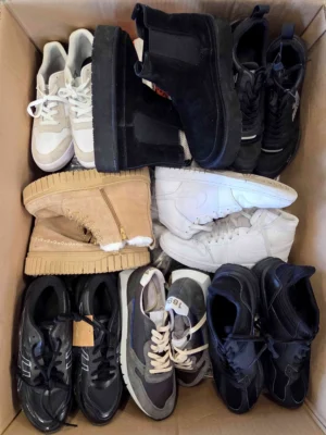 The photo shows a package with footwear in the category CSU.