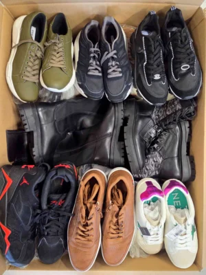 The photo shows a package with footwear in the category CSU.