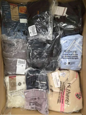 The photo shows a package with clothing in the category T.